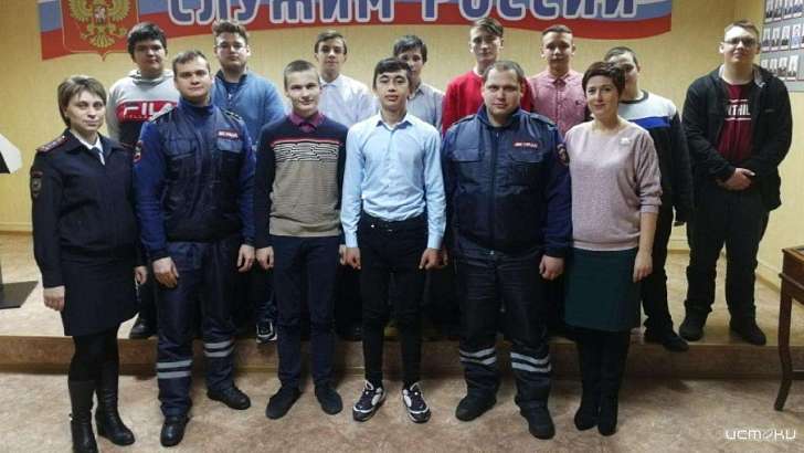 Болховские студенты узнали, как пробить человека по базе 