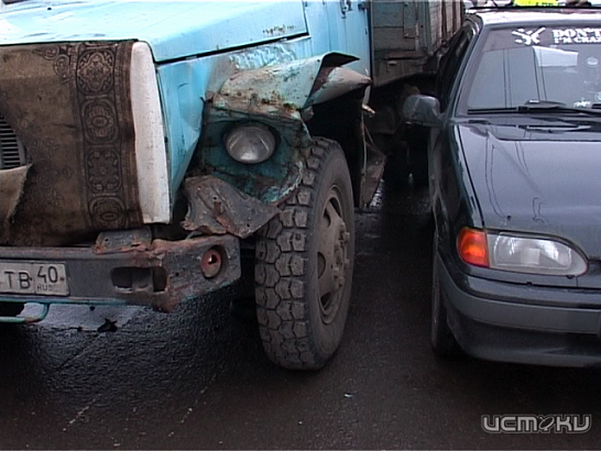 На Наугорке грузовик протаранил «легковушку», а та сбила пешехода