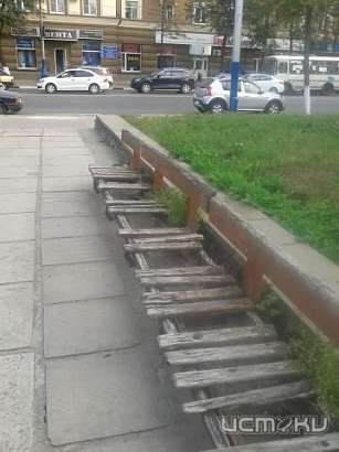 "Больная" скамейка возле поликлиники №1 