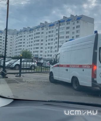 Автомобиль скорой помощи не смог проехать во двор жилого дома в Орле из-за шлагбаума