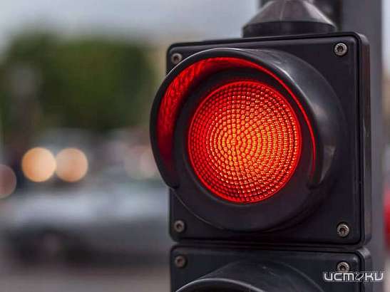 Ехать или стоять: в Орле на 1-й Посадской сегодня днем горел постоянно красный свет 