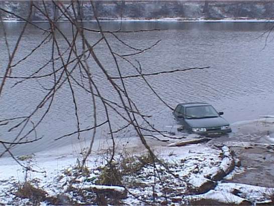 Автомобиль искупался в реке