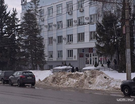 Орловский юрист обратила внимание на повсеместные снежные завалы и нерасчищенные парковки