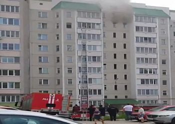 Орловские огнеборцы вынесли из горящей квартиры двух детей Орловские огнеборцы вынесли из горящей квартиры двух детей
