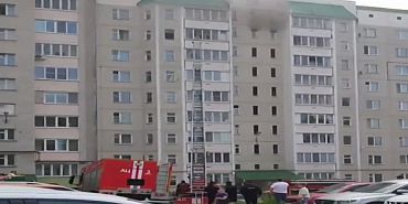 Орловские огнеборцы вынесли из горящей квартиры двух детей