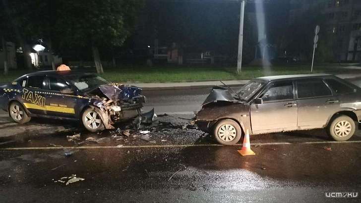Ночью в районе «Дашеньки» в Орле лоб в лоб столкнулись ВАЗ и такси