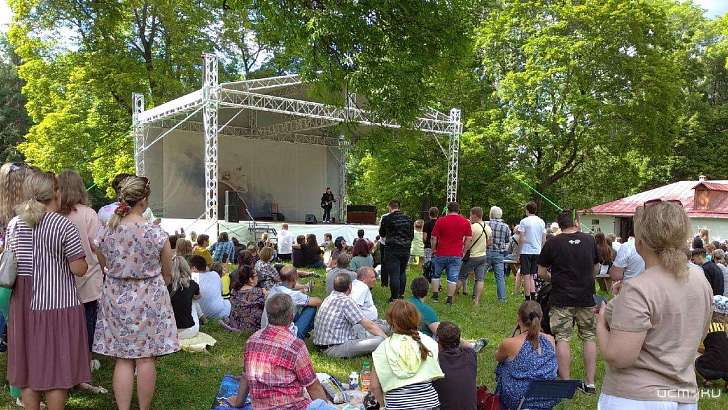 Экс-вокалист «Арии» дал акустический концерт на сцене Спасского