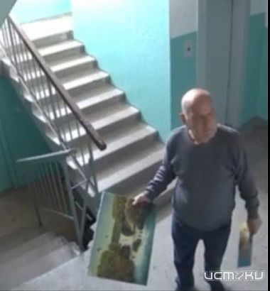 Нарисованные детьми картины из подъезда многоквартирного дома в Орле мужчина снял и унес 