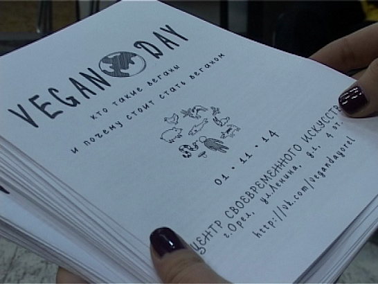 Эти люди тщательно выбирают продукты в магазинах 