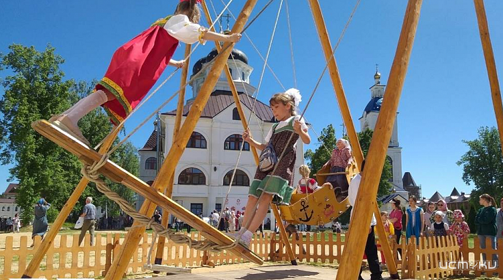 Гости праздника «Троицкие хороводы в Орловском полесье» смогут покататься на аттракционах с гравюрами XVIII-XIX