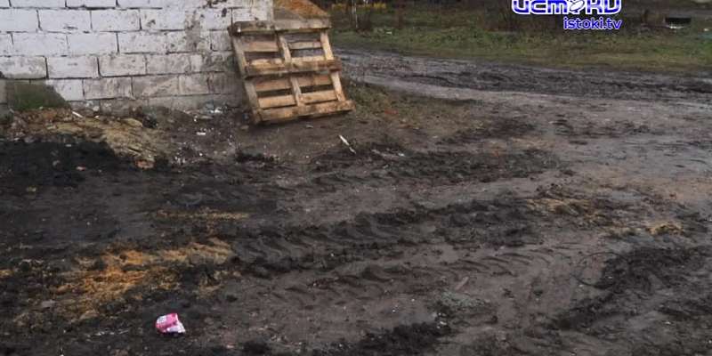 Блеск и нищета нашего города. Многомиллионный ремонт площади Жукова завершен. За темным забором остались неприглядные дома с их жильцами