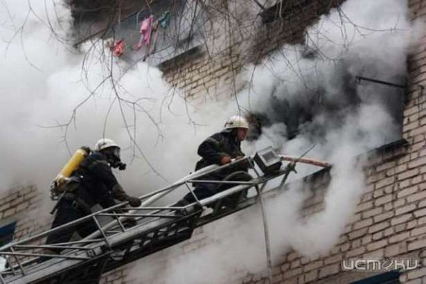 В одной из пятиэтажек Орла загорелась квартира. Двое из жильцов тяжело пострадали