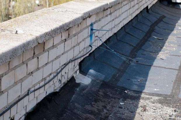 В трехэтажном доме по ул. 1-я Пушкарная, 14 обвалилась крыша