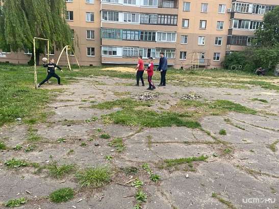 «Играют на стёклах и кирпичах»