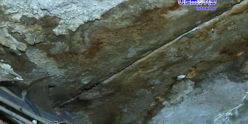 Вода стекает по проводам: после обрушения спортзала орловские общежития стоят без крыши и света