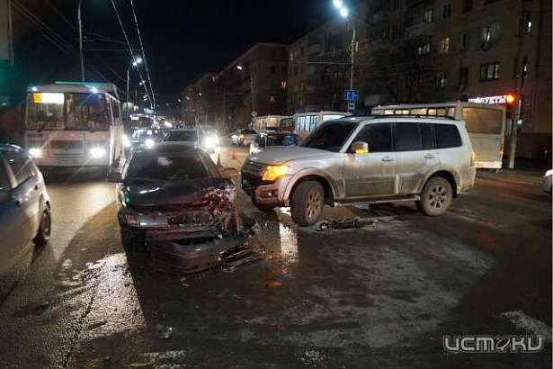 В Орле столкнулись иномарка-внедорожник и отечественная «Лада»