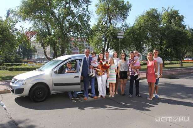 Многодетной семье Манько подарили «Ладу Ларгус»