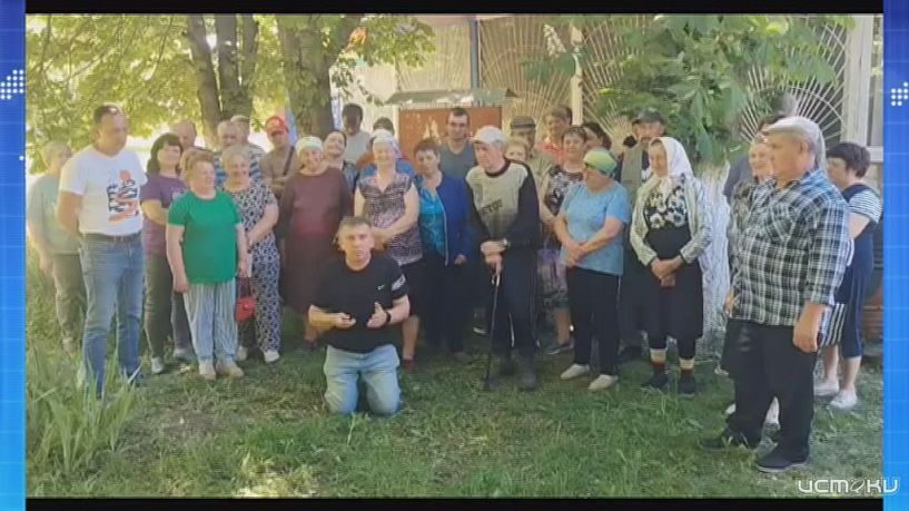 Житель Орловщины встал на колени с мольбой о нормальной дороге. Экспресс - новости.