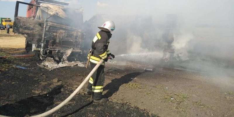 На Орловщине два КамАЗа загорелись, столкнувшись в поле 