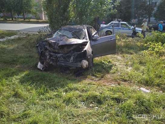 В Северном районе Орла пьяный водитель средь бела дня врезался в столб, дерево и угодил в люк В Северном районе Орла пьяный водитель средь бела дня врезался в столб, дерево и угодил в люк