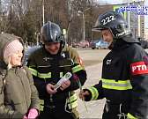 Вместо огнетушителей - радующие глаз, желтые и красные тюльпаны.