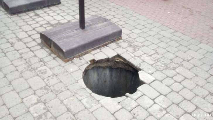 Фотофакт: на «самой красивой улице мира» в Орле зияет дыра 