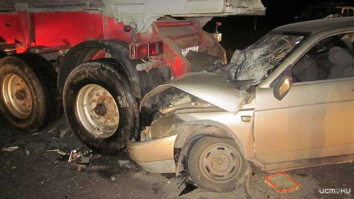 Под Орлом «десятка» врезалась в попутный грузовик с полуприцепом