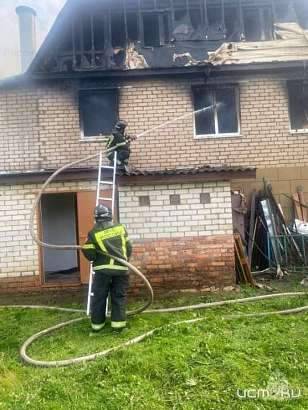 В Орле горел дом с мансардой