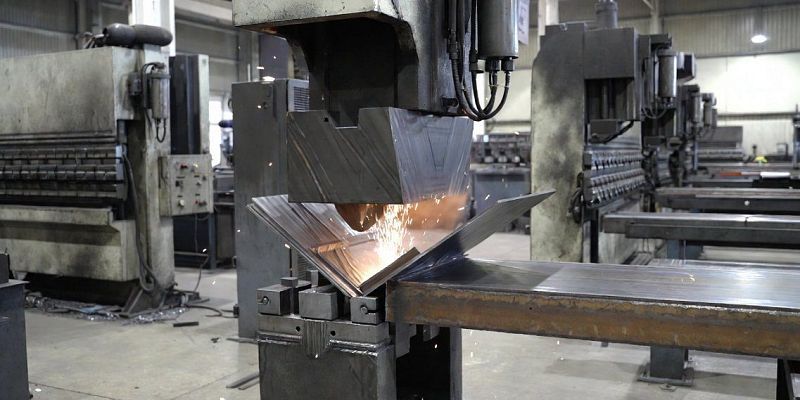 Гибка листового металла на ЧПУ-прессах в 2026 году: технологии, точность и возможности