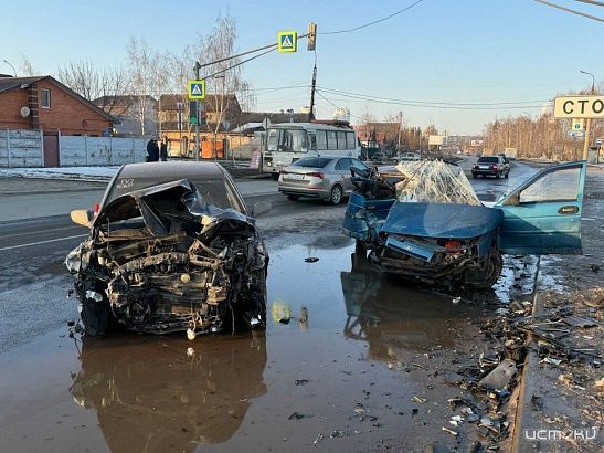 Снесло крышу: в Лужках жестко столкнулись две легковушки