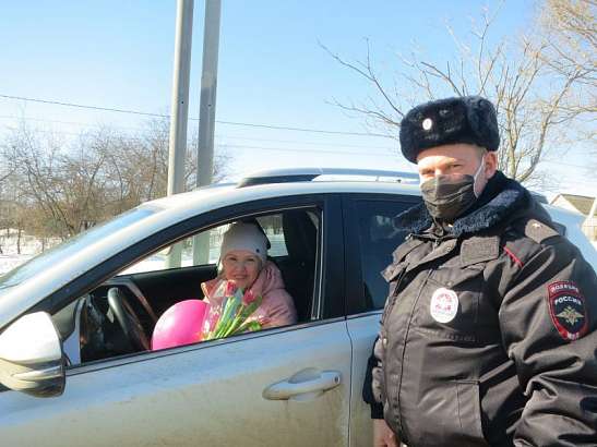 Орловские полицейские поздравили автолюбительниц с наступающим 8 Марта
