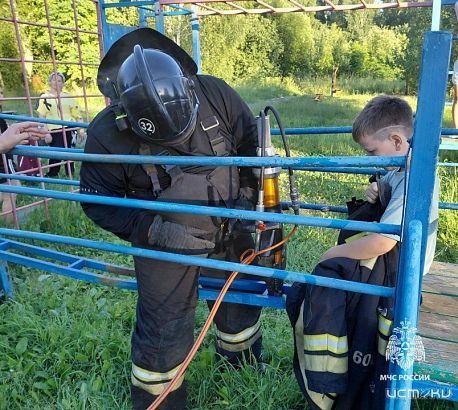Орловские спасатели помогли мальчику выбраться из железного плена 