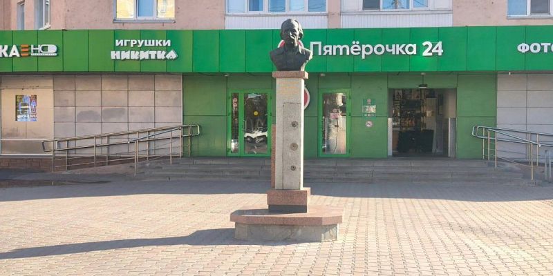 У бюста Евгения Аграновича в Орле повреждена табличка