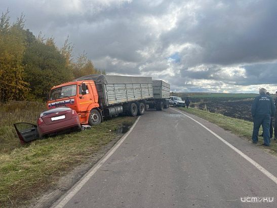 Под Орлом автоледи попала в больницу после аварии с КамАЗом