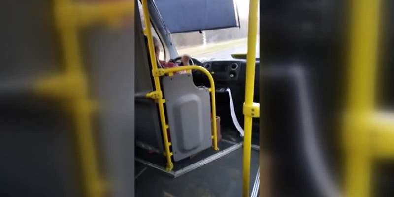 В Орле на видео попал водитель, управлявший маршруткой без рук