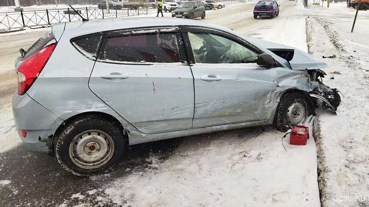 Не пропустил: на Московском шоссе не разъехались две иномарки