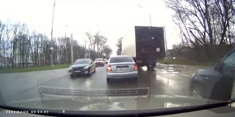 Сегодня утром из-за ремонта автомобилисты на Карачевском шоссе в пробке простояли более часа