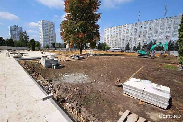 На контрасте: в Орле обновляют площадь Содружества, забывая о здании завода УВМ