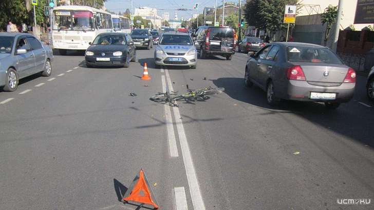 В центре Орла лоб в лоб столкнулись автомобилистка и велосипедист 