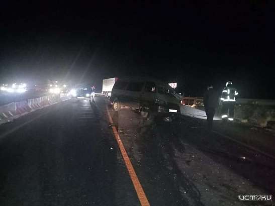 В Троснянском районе на дороге Toyota Hiace протаранила отбойник