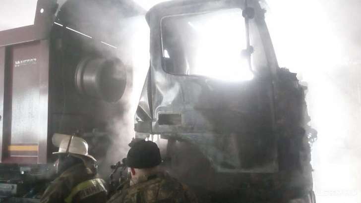 В Хомутово тушили загоревшийся в ангаре КамАЗ