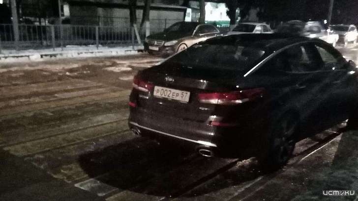 Фотофакт: орловчане засняли любительницу парковаться на зебре перед школой