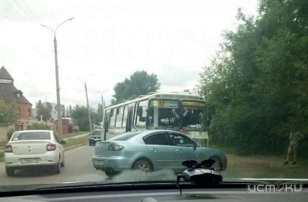 Маршрутный ПАЗ и «Мазда» попали в ДТП на перекрестке в Орле