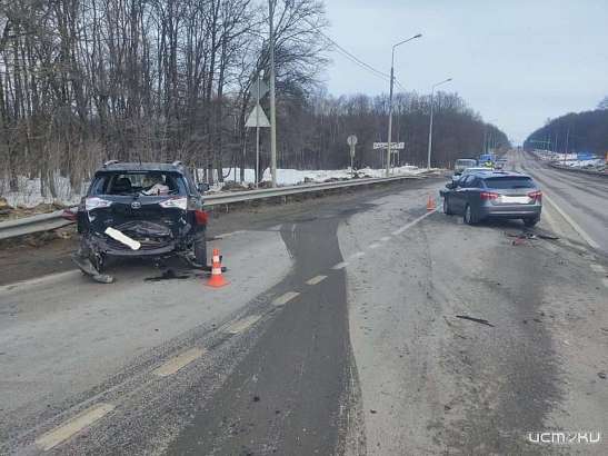 На Северном подъезде к Орлу столкнулись три автомобиля. Два водителя пострадали