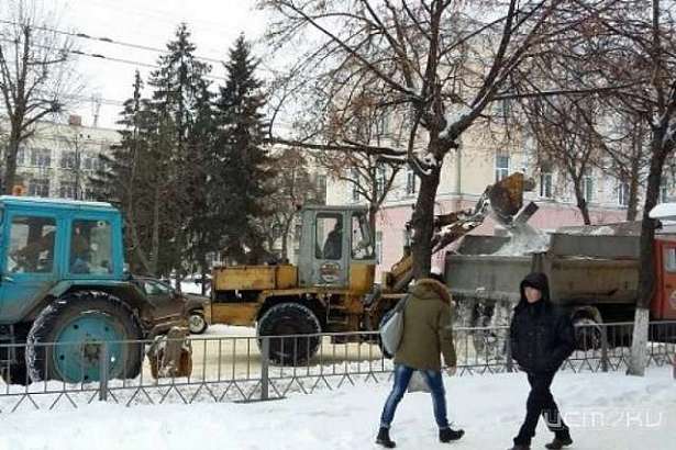 Орловские коммунальщики вышли на расчистку дорог от снега 
