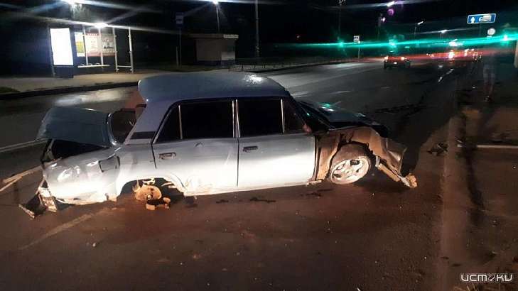 В Орле молодой водитель «шестерки» врезался в бордюр и снес дорожное ограждение