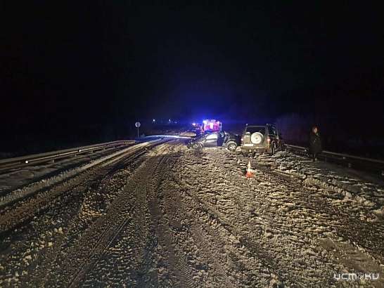 На орловской трассе из-за снежных заносов произошло лобовое столкновение легковушки с внедорожником