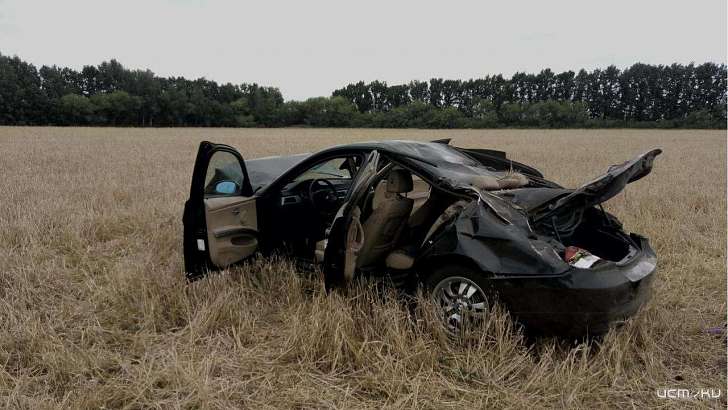 С орловской трассы опрокинулся спортивный седан