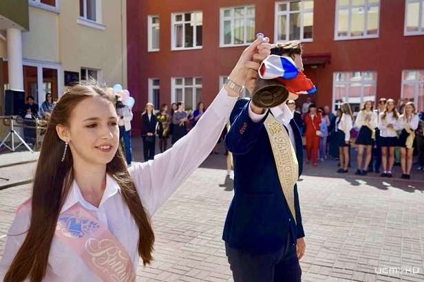 Сегодня для орловских выпускников прозвенели последние звонки