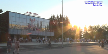 Хоть концерта не было, но жители Северного района собрались у центра "Металлург". Как там отметили День города 